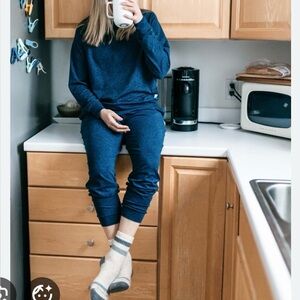 Vuori Heathered Navy Performance Jogger Set